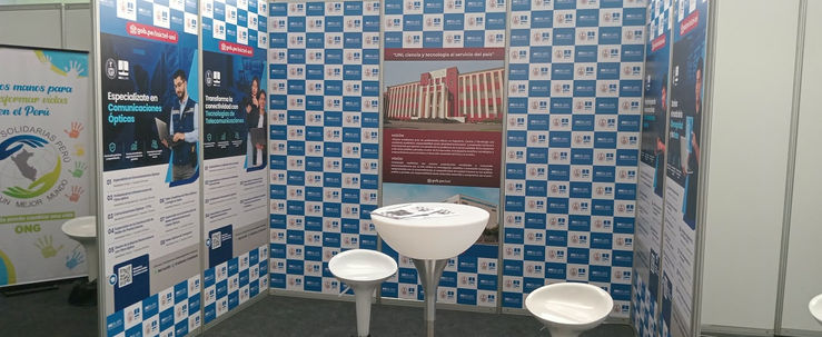 Stands · Módulos publicitarios · Tótems · Backing · Roll screen · Exhibidores · Displays · Etiquetas · Folletos · Volantes · Material promocional · Gráficas para eventos · Activaciones de marca · Publicidad para puntos de venta y más.