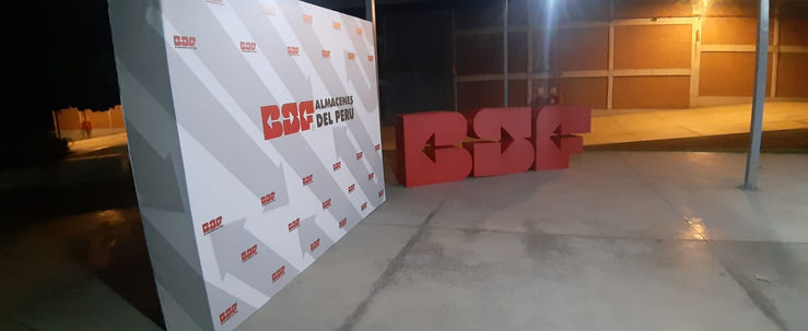 Stands · Módulos publicitarios · Tótems · Backing · Roll screen · Exhibidores · Displays · Etiquetas · Folletos · Volantes · Material promocional · Gráficas para eventos · Activaciones de marca · Publicidad para puntos de venta y más.