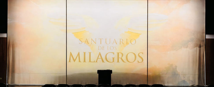“Producción e instalación de lona publicitaria de gran formato para interiores, eventos, ferias y espacios corporativos.