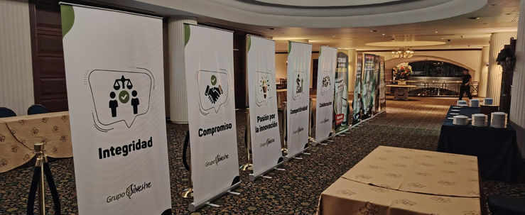 Stands · Módulos publicitarios · Tótems · Backing · Roll screen · Exhibidores · Displays · Etiquetas · Folletos · Volantes · Material promocional · Gráficas para eventos · Activaciones de marca · Publicidad para puntos de venta y más.