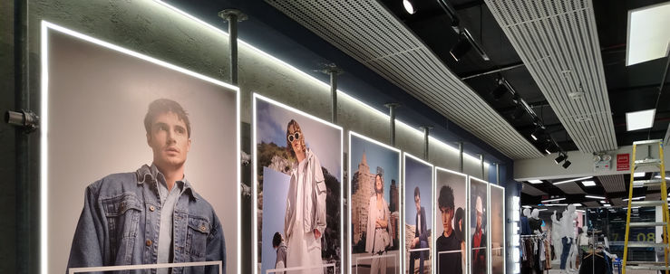 “Letras corpóreas retroiluminadas instaladas en fachada comercial en Lima.”
“Fabricación e instalación de letrero luminoso con letras corpóreas para empresa.”
“Letrero corporativo con letras 3D e iluminación LED para fachada comercial.”
“Instalación de letras corpóreas iluminadas para identificación de fachada.”
“Letrero publicitario fabricado en acrílico y aluminio con iluminación LED.”
“Lima”, “letras corpóreas”, “letreros luminosos”, “fabricación” e “instalación”