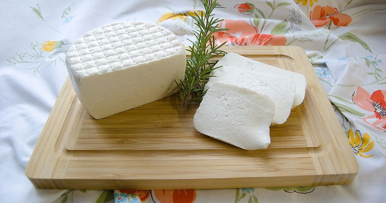 Frischkäse auf Brett.jpg