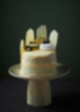 TORTA DE CHOCOLATE BLANCO CON RELLENO DE ARÁNDANO