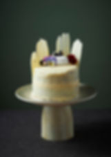 TORTA DE CHOCOLATE BLANCO CON RELLENO DE FRUTOS ROJOS