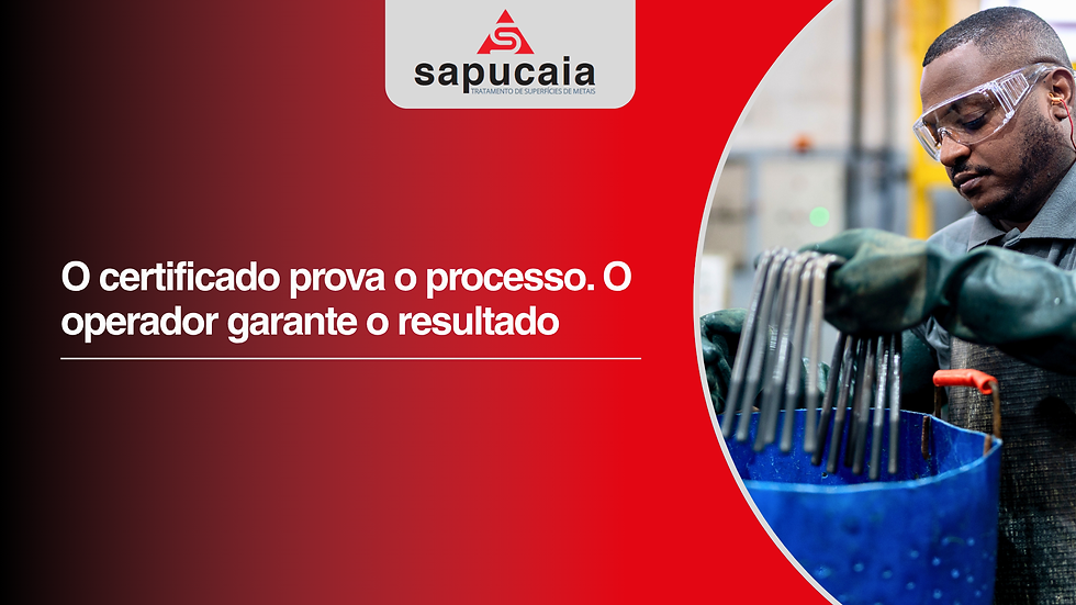 Operador técnico da Sapucaia inspecionando peças metálicas em processo de tratamento de superfície, com uso de EPI completo