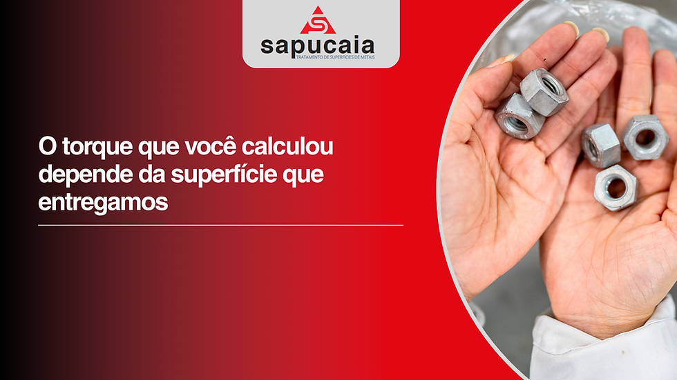 Porcas metálicas tratadas com Finigard nas mãos de um profissional, ilustrando o controle do coeficiente de atrito no torque de fixadores