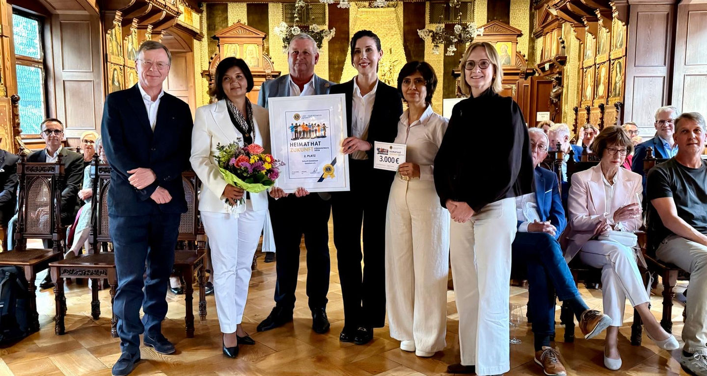 Spendenübergabe des Lions Club Detmold an Zukunft Gemeinsam Gestalten e.V. für das Projekt Jazz-Chess Café Detmold mit Prinz Stefan und Prinzessin Maria zur Lippe.