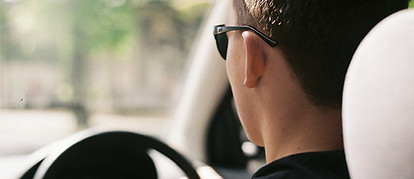 Conducteur derrière la roue