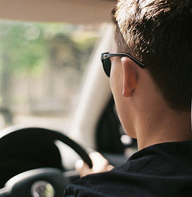 Persona alla guida di un'auto