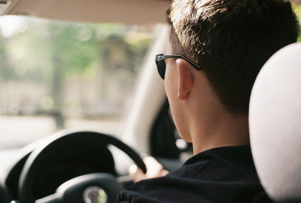 Persona alla guida di un'auto