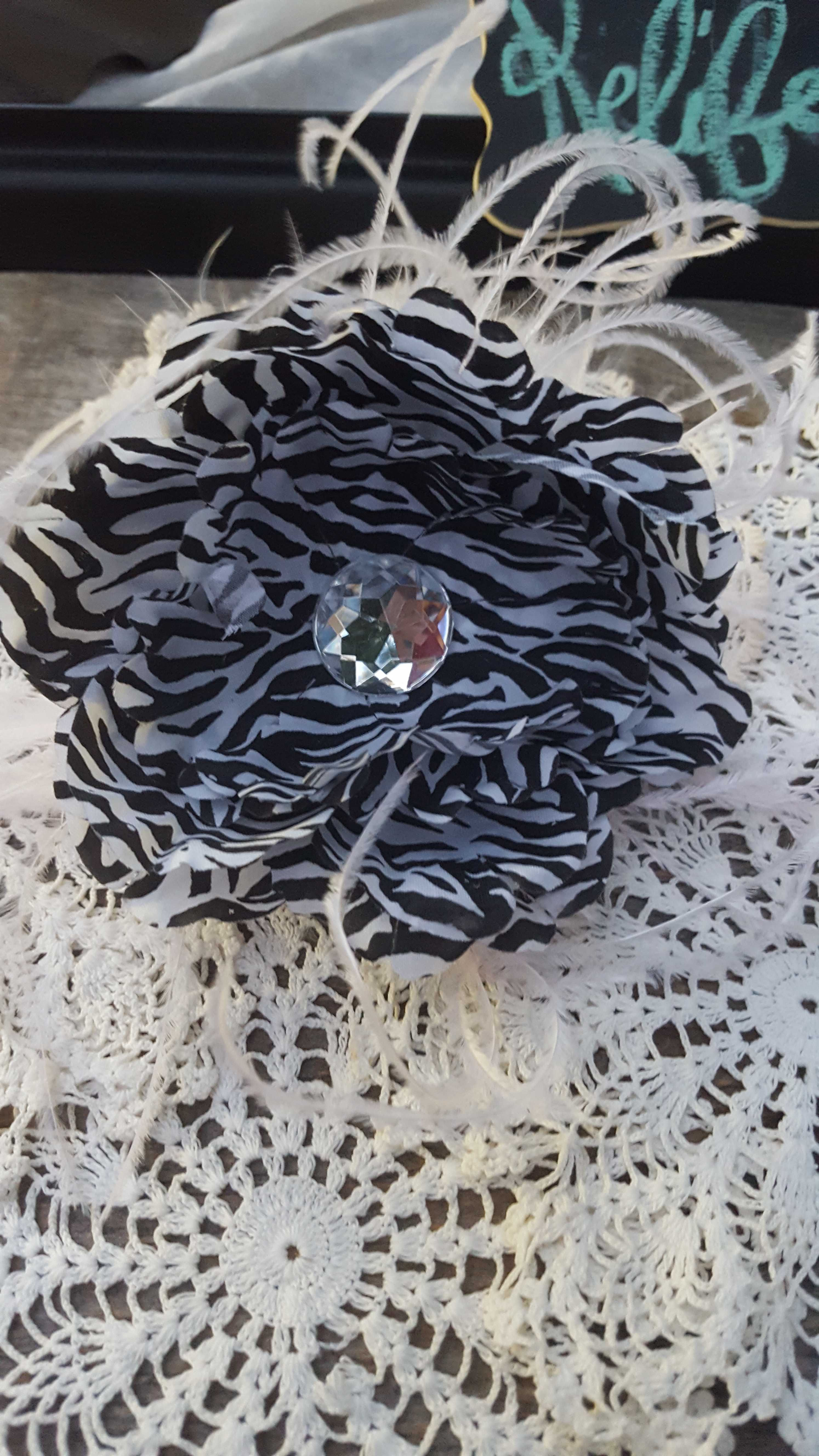 feather rose (white) clip 