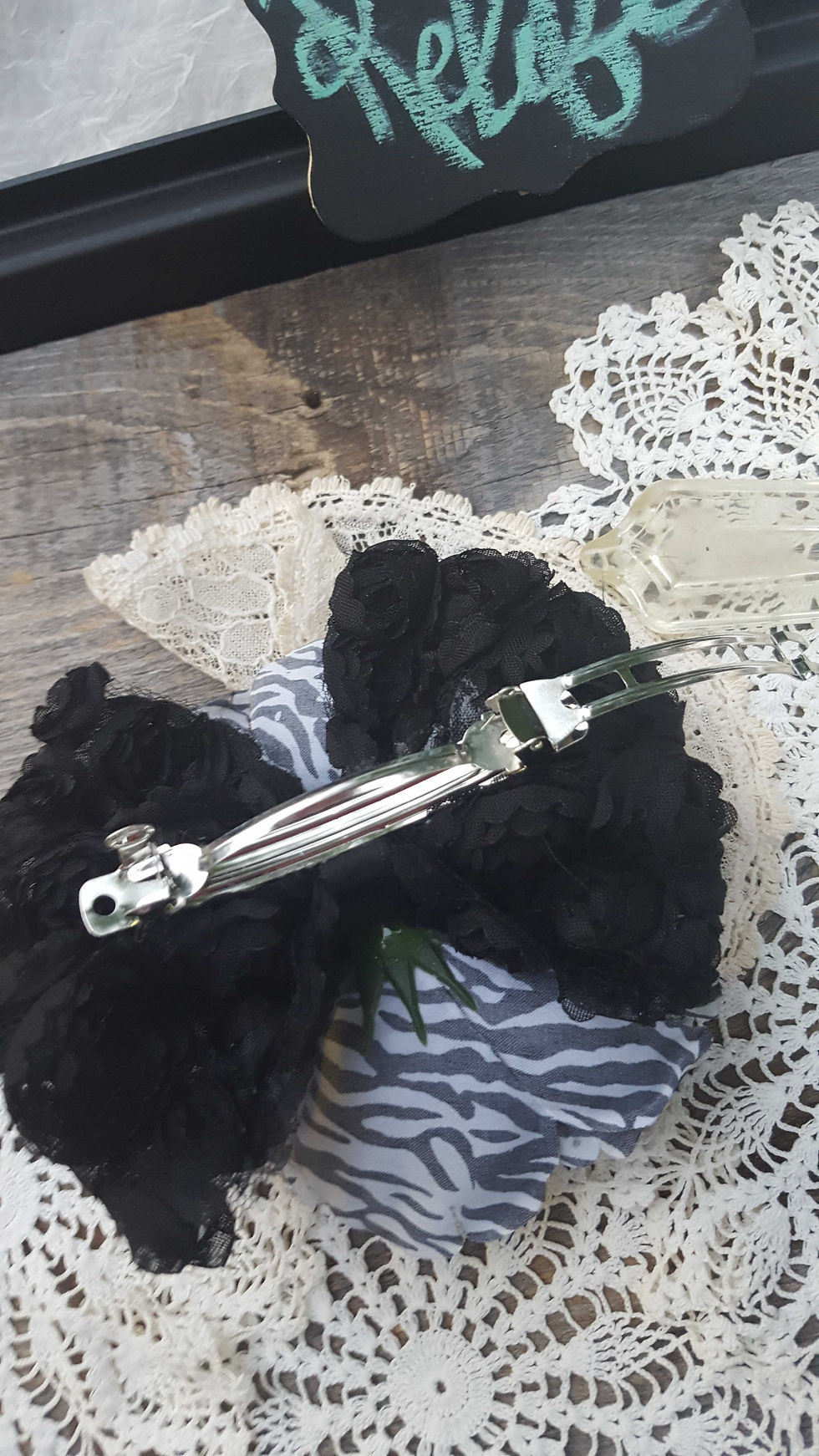 Thumbnail: Rosey bow (black)