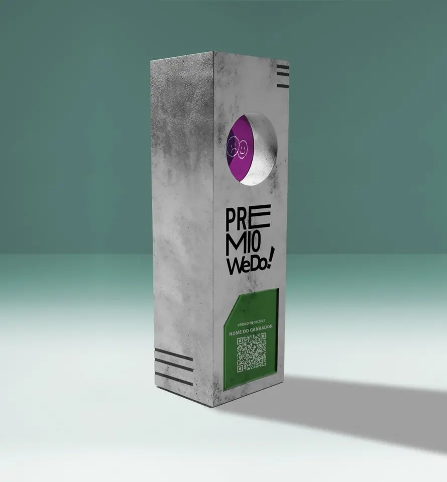 Troféu do Prêmio WeDo!, um bloco metálico com o logo e um QR code