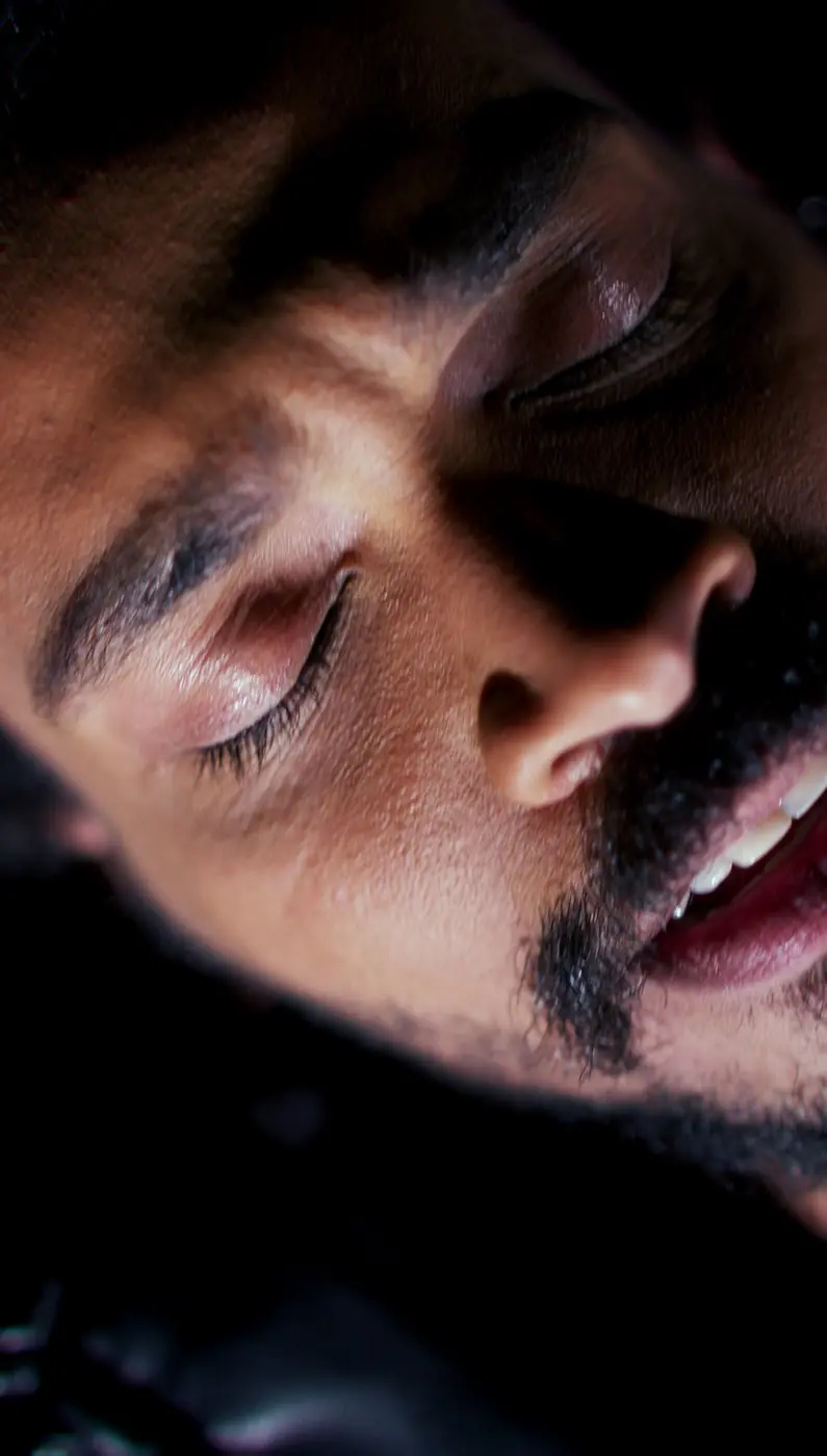 Close do rosto de Hamlet, de olhos fechados