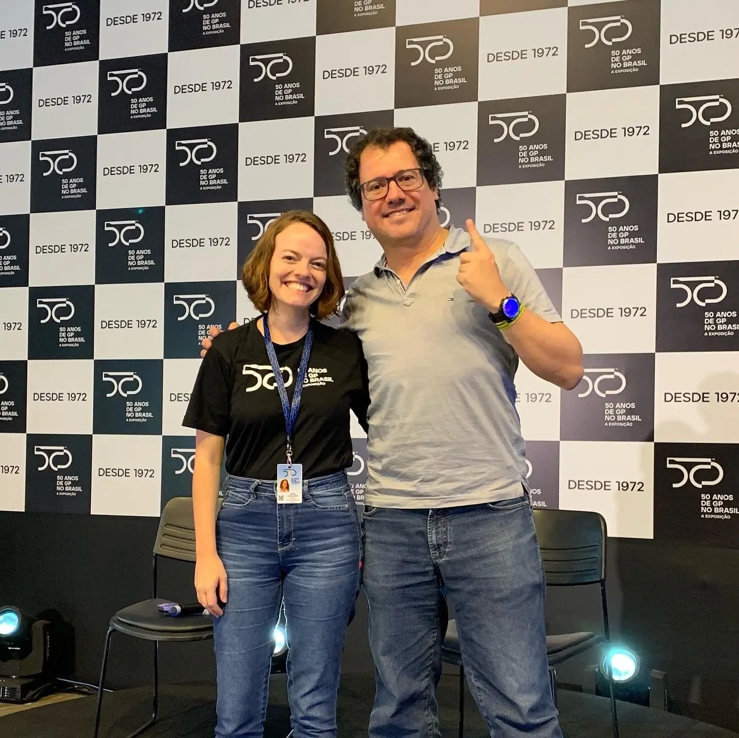 Carol Guimarães com convidado no palco do Papo de Grid