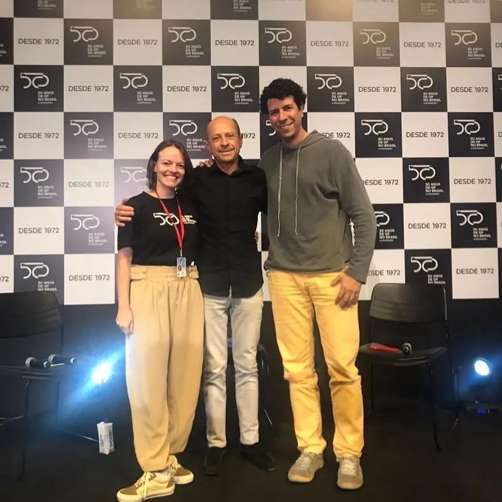 Carol Guimarães e Alexander Grunwald com convidado no palco do Papo de Grid