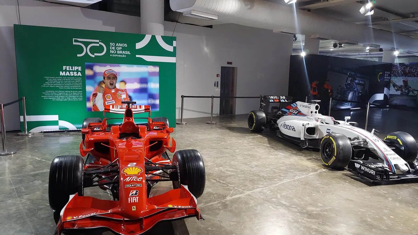 Ferrari vermelha de 2008 e Williams branca de Felipe Massa diante do painel do piloto