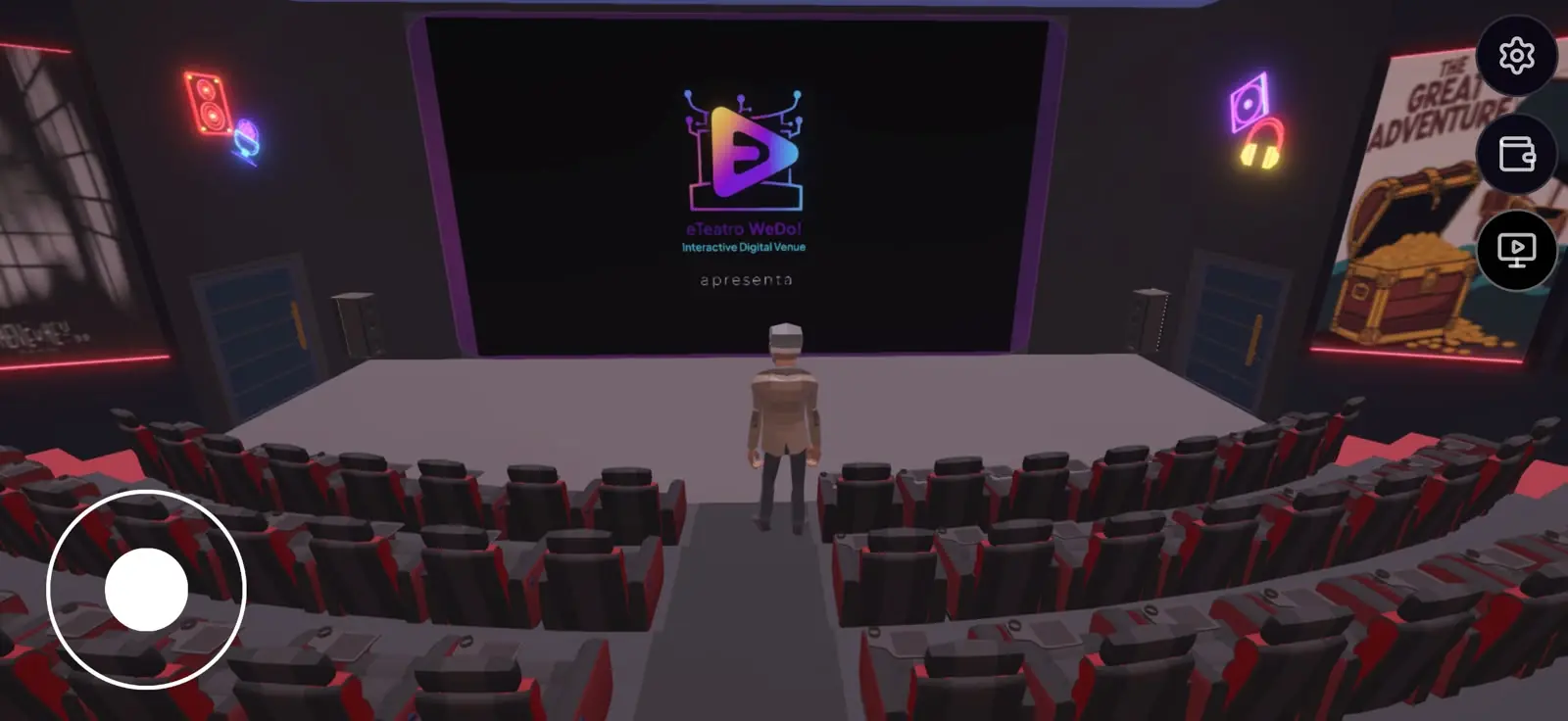 Avatar no palco da sala 3D do e-Teatro WeDo! no aplicativo, diante da tela com o logo e a plateia de poltronas vermelhas