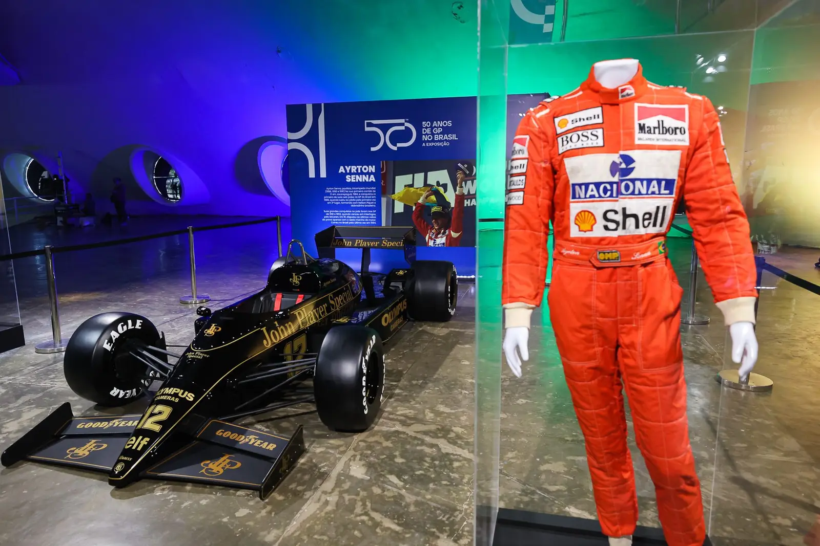 Lotus de Ayrton Senna e macacão vermelho do piloto em vitrine