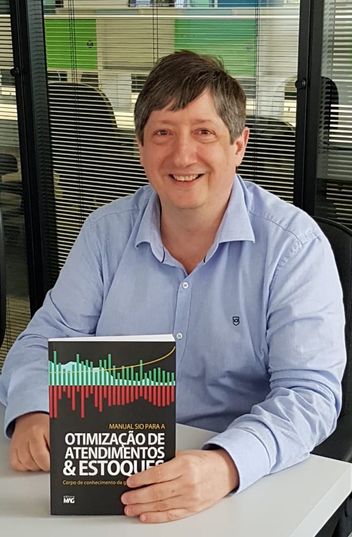Daniel Gasnier com o Manual SIO