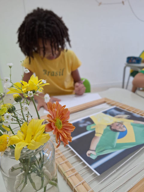 criança estudando, bebê segurando uma flor, crianças se divertindo, escola meu quintal