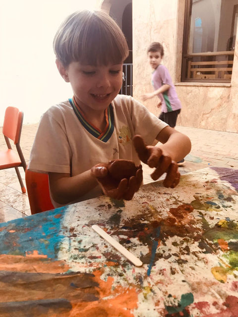 criança estudando, bebê segurando uma flor, crianças se divertindo, escola meu quintal