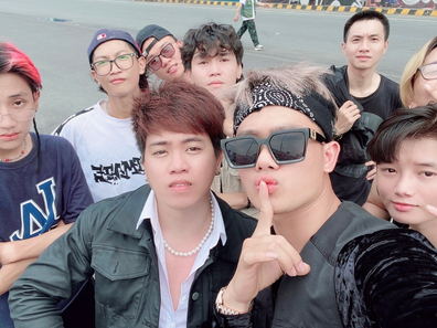 MOW Quay Music Video Mới Với Bạn Bè và Người Hâm Mộ Tại Sài Gòn