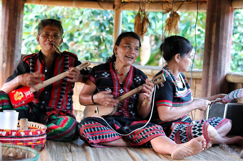 Đồng bào Tà Ôi trong đời sống thường nhật bên dãy Trường Sơn. Ảnh: Lan Nhi