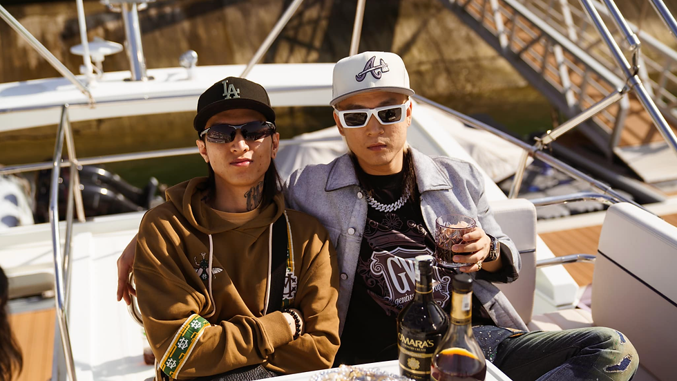 Lil Shady (phải) và Bình Gold tại một buổi quay video ca nhạc. Ảnh: Lil Shady