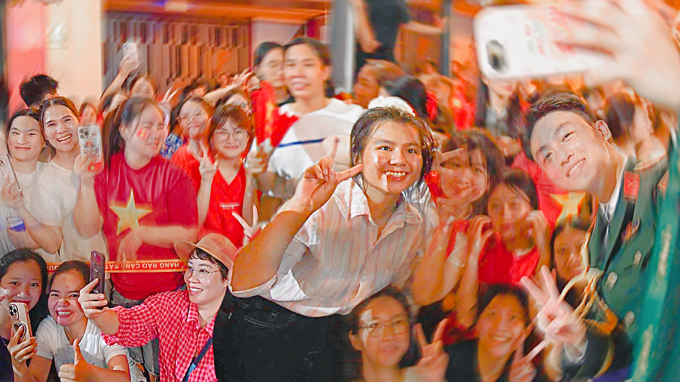 Bất chấp cơn mưa, hàng nghìn người dân vẫn đội mưa, thức trắng chờ diễu binh 2/9 tại phố Tràng Tiền, Hà Nội, ngày 1/9/2025. Ảnh chụp bởi VTC News/minh họa bởi NKI.