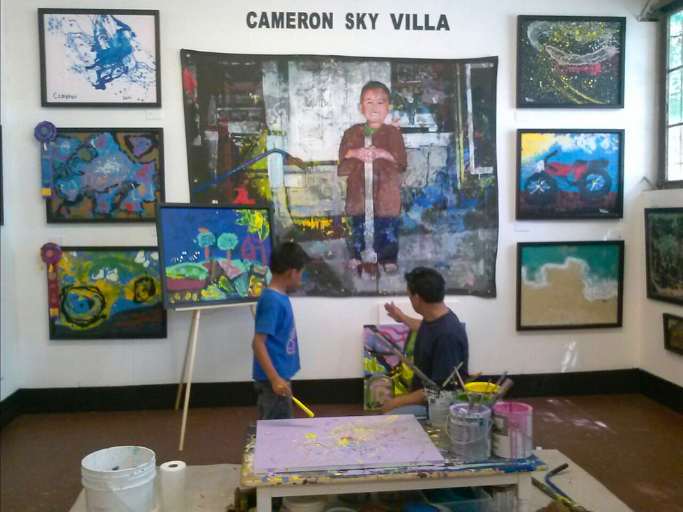 Rene Villa (phải) và con trai Cameron Villa cùng nhau vẽ tranh tại nhà ở Sacramento, California, năm 2010. Ảnh: Rene Villa