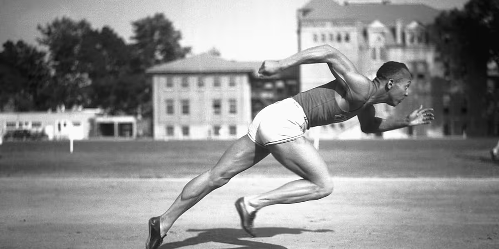 James Cleveland “Jesse” Owens, vận động viên ngôi sao tại Thế vận hội năm 1936 ở Berlin, mang đôi giày chạy bộ Modell Waitzer.