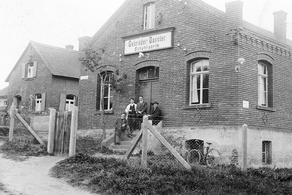 Gebrüder Dassler Schuhfabrik, xưởng giày thể thao của anh em nhà Dassler, gần ga xe lửa Herzogenaurach, năm 1928.
