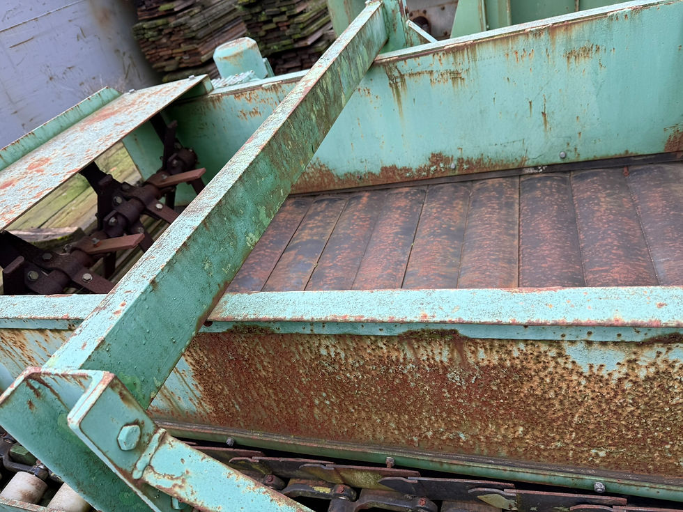 Thumbnail: Bunker with metal plate conveyor green