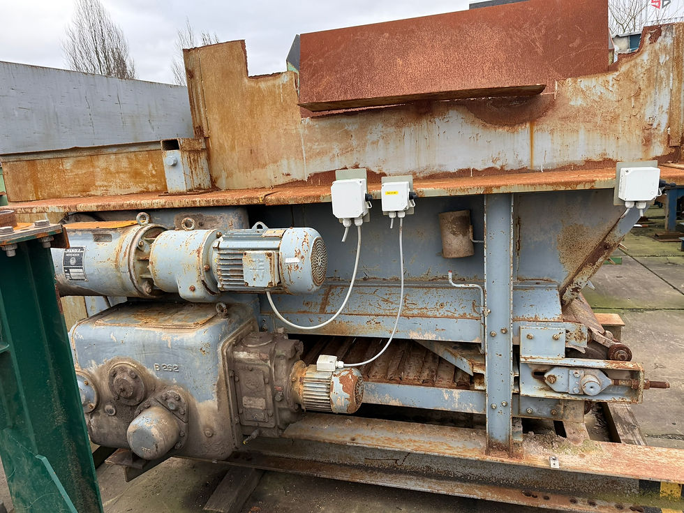 Thumbnail: Bunker with metal plate conveyor grey rear