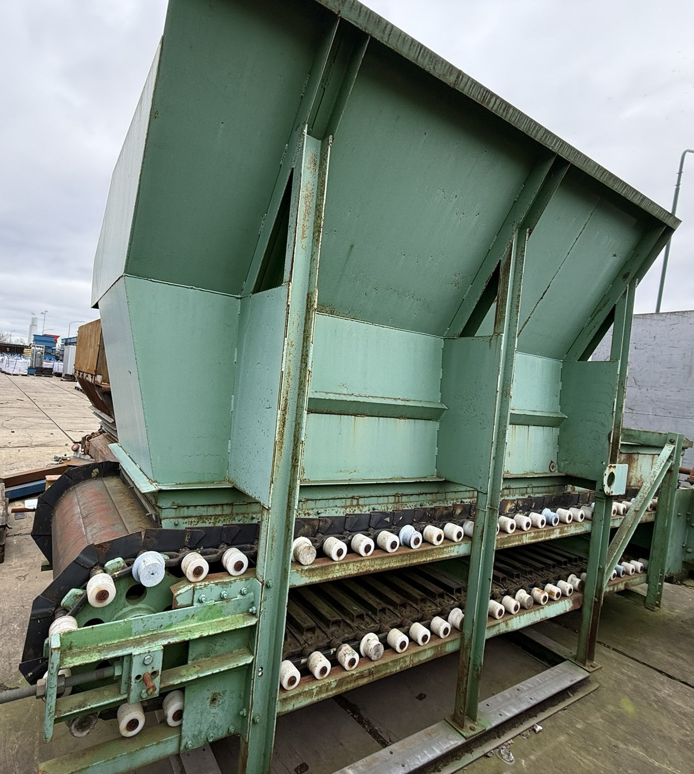 Bunker with metal plate conveyor green rear