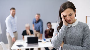 Straining vs Mobbing: Le differenze che ogni lavoratore dovrebbe conoscere