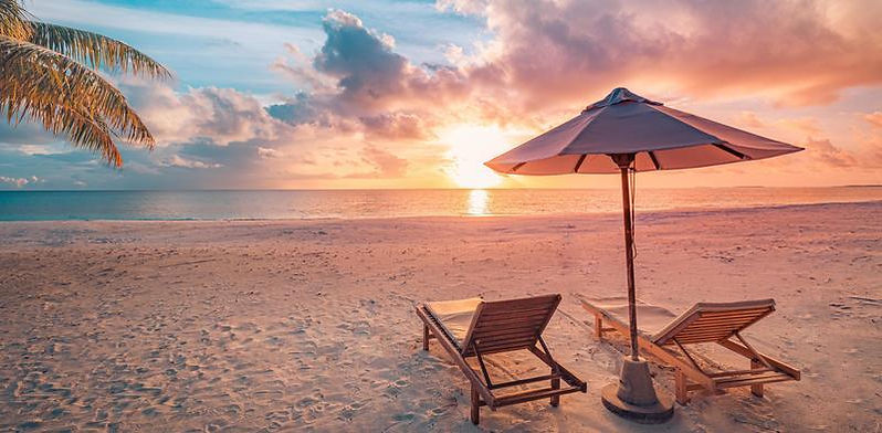 6240311-tolle-romantische-strandliegen-am-sandstrand-am-meer-sommerurlaub-urlaubskonzept-f
