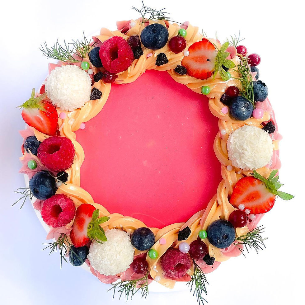 Taart met decoratie border en fruit