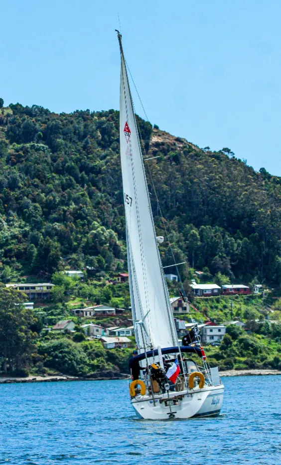 Beau Geste iniciando la travesía navegando por el Río Valdivia.