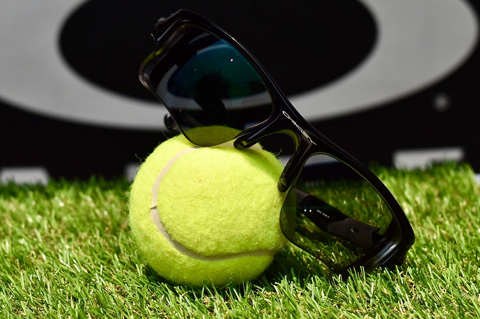 テニス🎾のシニアプレイヤー必見!テニス用の度付きサングラスの最適解!遠近両用×調光レンズ!