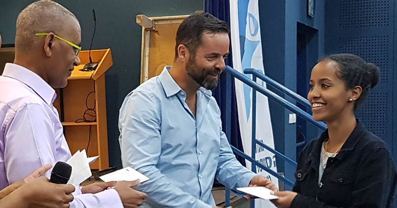 חלוקת מלגות לסטודנטים חנוכה 2017 10.jpg