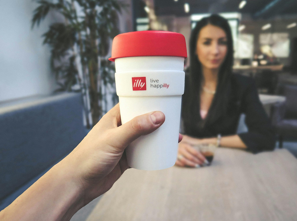 Coffee cup that says live happilly