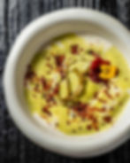 Uovo, asparagi bianchi e verdi in diverse consistenze e bottarga di carne.
