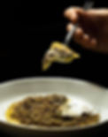 Raviolo fatto a mano ripieno di Piave semi stagionato, crema di funghi e tartufo fresco.