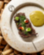 Scottona frollata, cimiciurri e salsa verde.