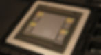 Dettaglio tecnico di un chip di memoria DDR5 in metallo spazzolato per workstation aziendali, focus sulla crisi RAM 2026 e scarsità di semiconduttori.
