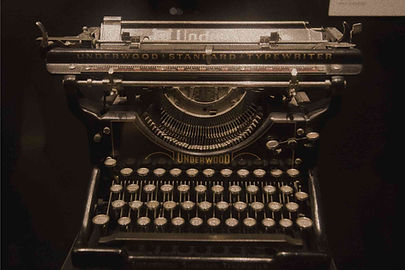 Macchina da scrivere antica Underwood per assistenza informatica