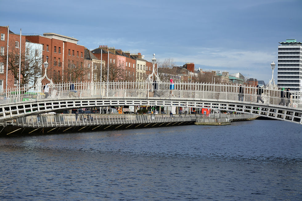 גשר החוצה את נהר ליפי בדבלין