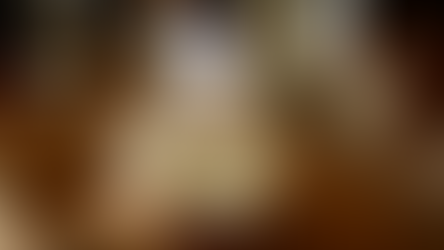 כוסית וויסקי על שולחן עץ במזקקת וויסקי במערב אירלנד